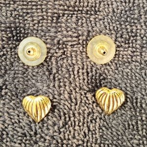 Cute pair of earrings gold tone